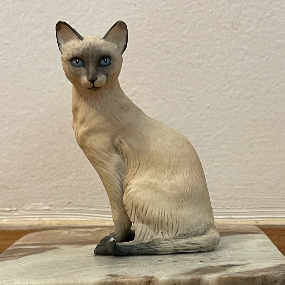 Cat Figurine: Siamese Kitty